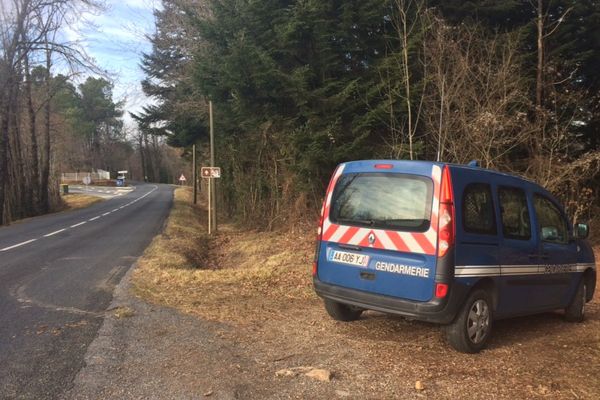 Les gendarmes bloquent les accès à la forêt