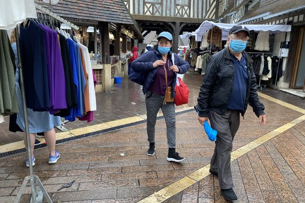 Des touristes masqués dans les rues de Deauville, ce mois d'août 2023. La Covid-19 est de retour en Normandie.