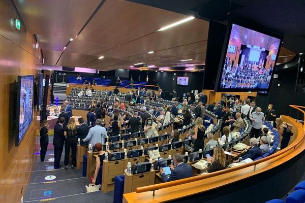 Les élus commencent à s'installer dans l'hémicycle avant le début de la séance.