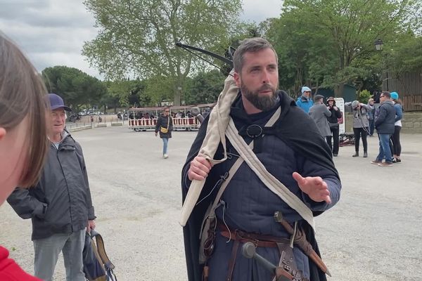 Julien Gendron, qui mène la visite, incarne le chevalier Olivier de Termes.