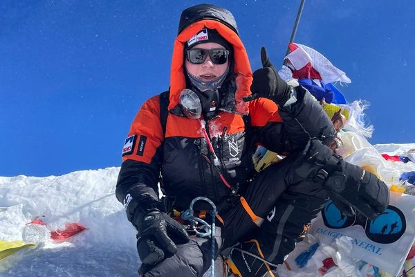 Alasdair McKenzie au sommet de l'Everest (8 849 m) ce mardi 16 mai.