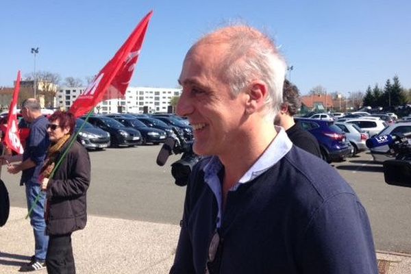 Philippe Poutou en visite dans le Doubs, ici, sur le parking de Peugeot à Sochaux, le 28 mars 2017.