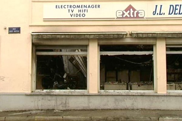 Les murs d'enceinte tiennent encore, mais il ne reste plus grand chose du magasin.