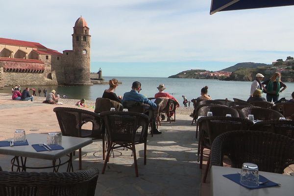 L'afflux de visiteurs continue à Collioure avec le soleil pendant ces vacances de Toussaint.