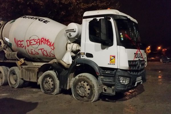 Dans la nuit du jeudi au vendredi 15 décembre des membres du groupe d'Extinction Rebellion Toulouse ont
participé à une action contre une usine du groupe Lafarge-Holcim.