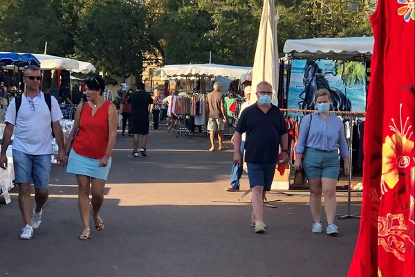 masque ou pas masque ? Sur la place Saint-Nicolas, les avis sont tranchés