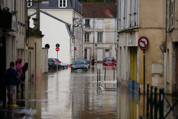 Le 10 octobre 2024, des habitants de Coulommiers découvrent l'ampleur des dégats après le passage de la tempête Kirk. Leur commune vient d'être placée en état de catastrophe naturelle. (Photo Dimitar DILKOFF / AFP)