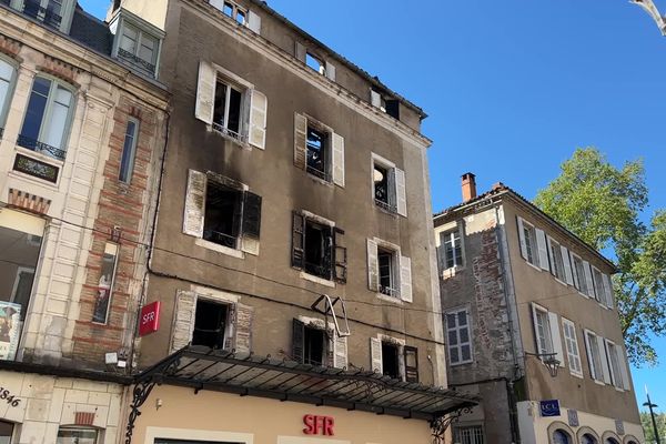 La police de Cahors cherche à déterminer le causes de trois incendies survenues dans trois immeubles proches du centre historique de la préfecture lotoise, depuis ce dimanche 21 avril 2024. Une enquête est ouverte.