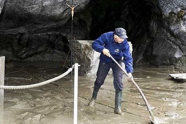 Le nettoyage de la grotte de Massabielle