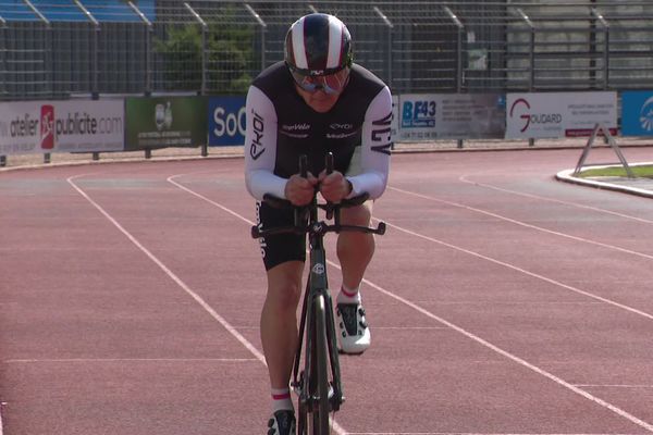 Jean-Pierre Jouve teste son nouveau vélo au stade Massot du Puy-en-Velay, ce mercredi 3 avril 2024.