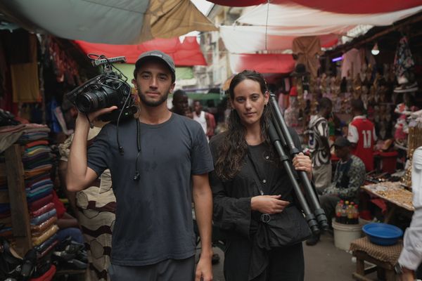 Originaires de Rouen, Camille Hinas et Illiès Boussaha sillonnent le monde depuis sept ans en quête d'histoires inspirantes qu'ils relatent en vidéos sur leur chaîne YouTube.