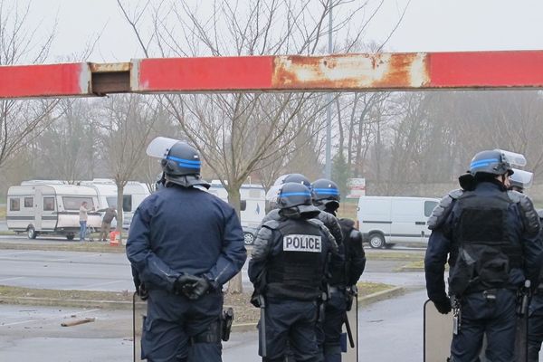 Les policiers étaient venus récupérer un véhicule lorsqu'ils ont été violemment agressés.