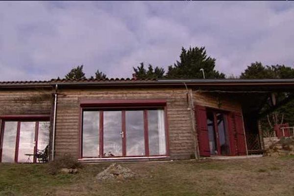 La maison à énergie positive de Jacques et Hélène Terracher à Mirebeau dans la Vienne.