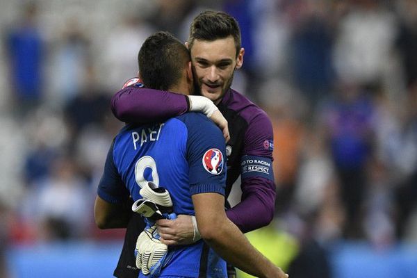 Hugo LLoris dans les bras de Dimitri Payet.