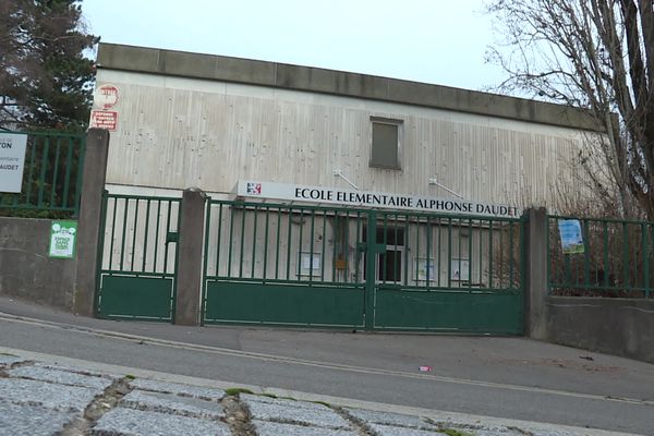 L'école accueille des enfants de la maternelle au primaire dans le 9e arrondissement de Lyon.