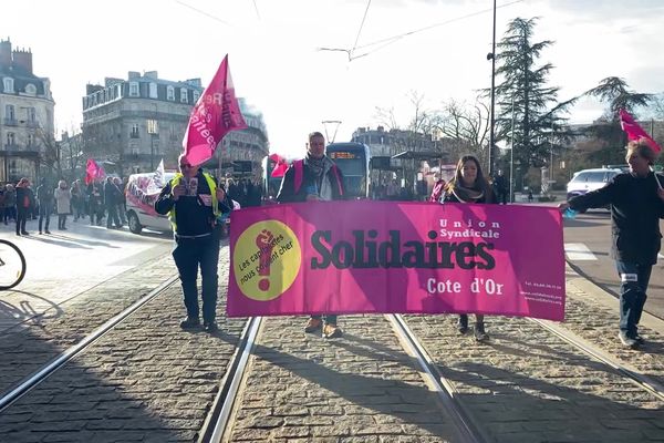 La cortège est parti de la Place de la République, bloquant les voies du tram, en direction de la place Darcy à Dijon.