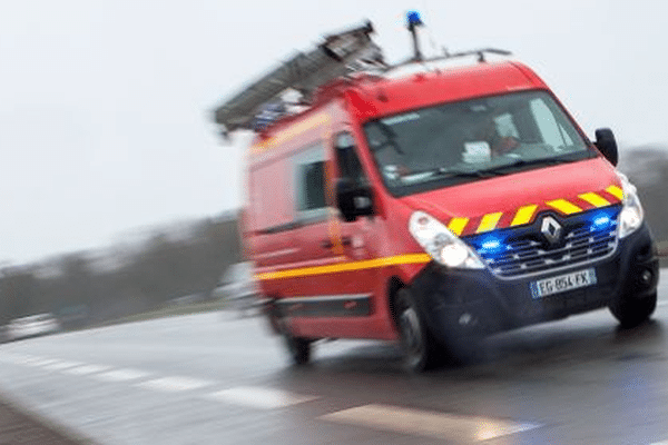 Un accident de la route impliquant trois véhicules a fait deux morts et cinq blessés