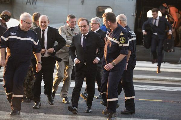 F. Hollande à bord du porte-avions "Charles-de-Gaulle", déployé au large de la Syrie