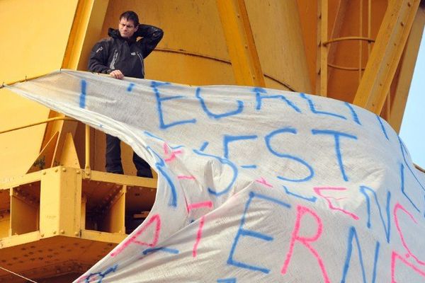 "L'égalité c'est la résidence alternée" est le slogan de Nicolas Moreno accroché à la grue jaune.