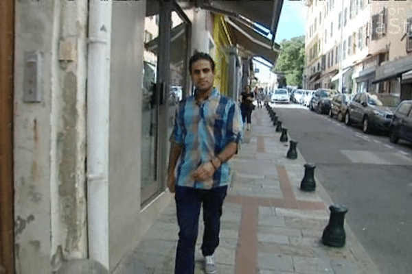 Lyad Al-Astal, habitant de Gaza dans les rues d'Ajaccio.