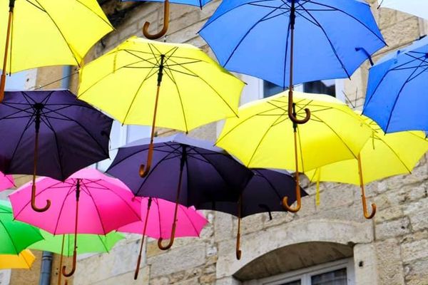 700 parapluies colorés dans les rues de Vesoul en Haute-Saône.