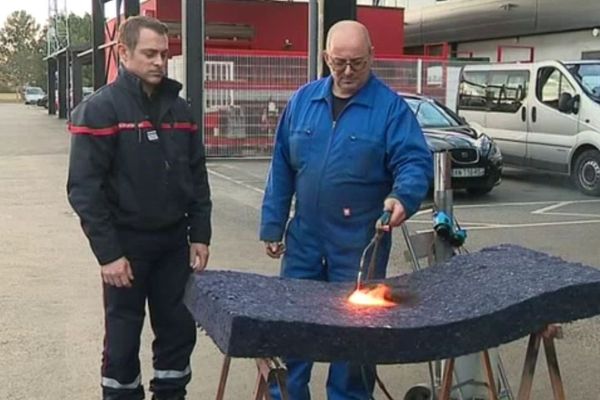 La fibre présente dans les tenues des sapeurs-pompiers permet d'obtenir un isolant qui résiste au feu. 