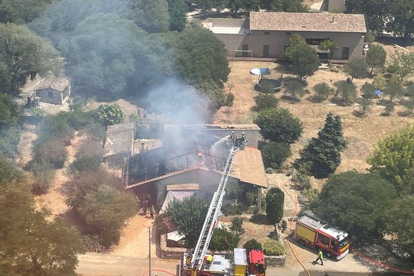 Verfeuil (Gard) : une maison détruite par un incendie qui a pris dans le garage - 28 juillet 2022.