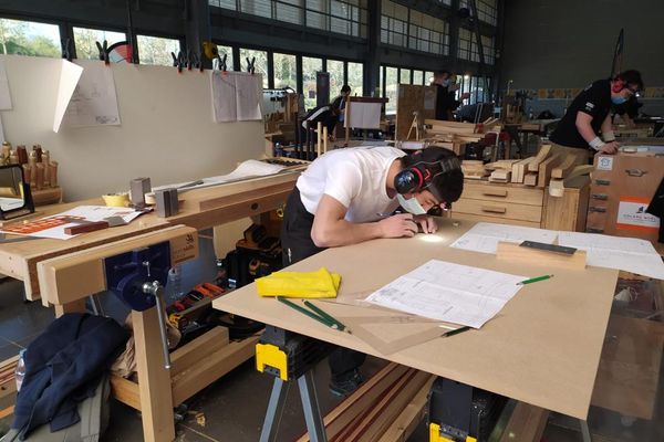 Douze candidats menuisiers s'affrontent pour remporter la finale nationale des Worldskills, les "jeux olympiques des métiers". 