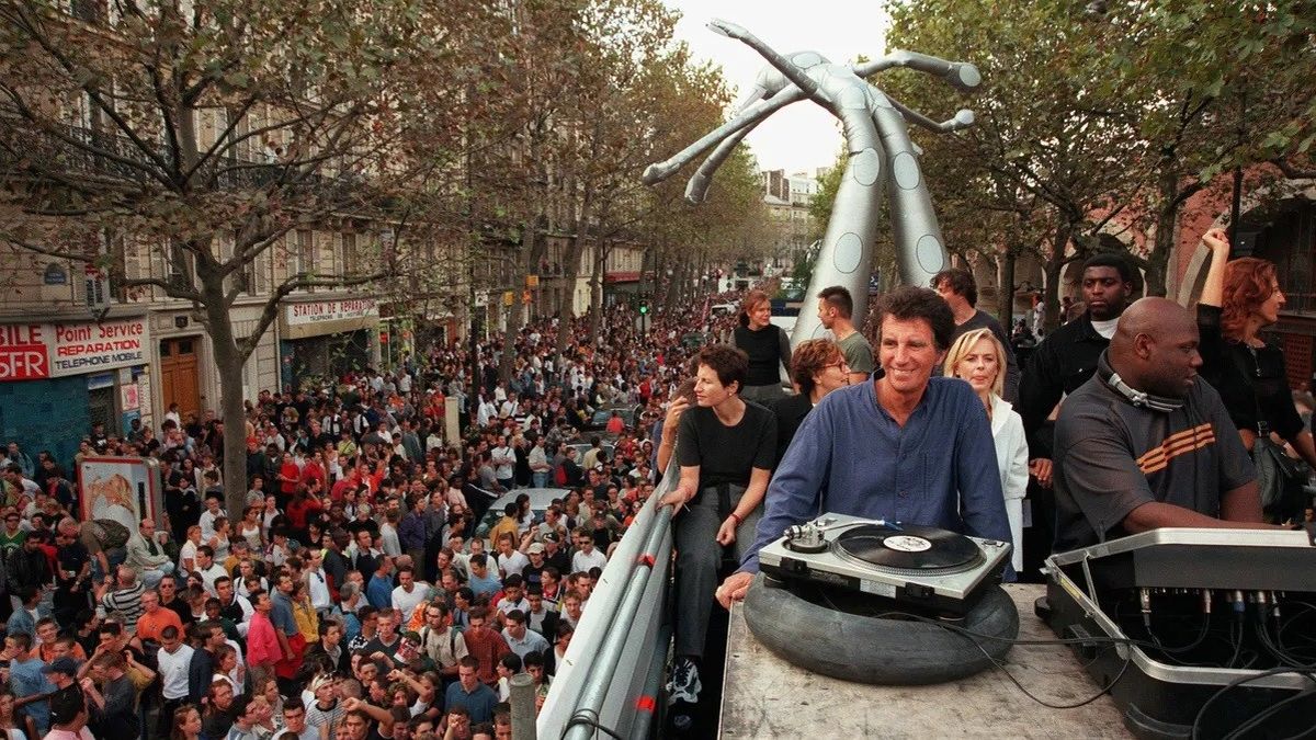 La Techno Parade fête ses 25 ans : les musiques électroniques enfin  reconnues, se souvient Jack Lang