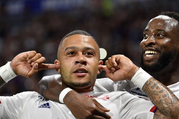 Memphis Depay et Moussa Dembele lors de la rencontre OL - Angers au Groupama Stadium (16/8/19)