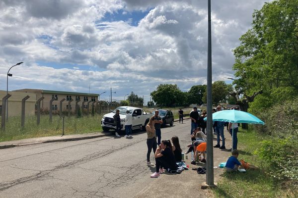 Une trentaine de personnes sont venues manifester leur soutien aux militants auditionnés ce mercredi matin.