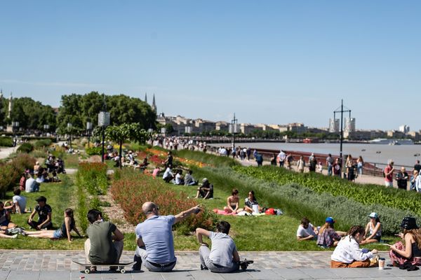 Sitôt leur accès rouvert, les rassemblements se sont multipliés sur les quais de Bordeaux, parfois sans application des gestes barrières.