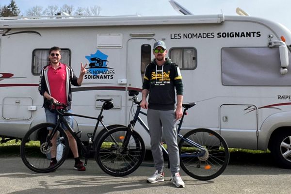 Face à la pénurie de personnel, deux aides-soignants sillonnent la France à bord de leur camping-car