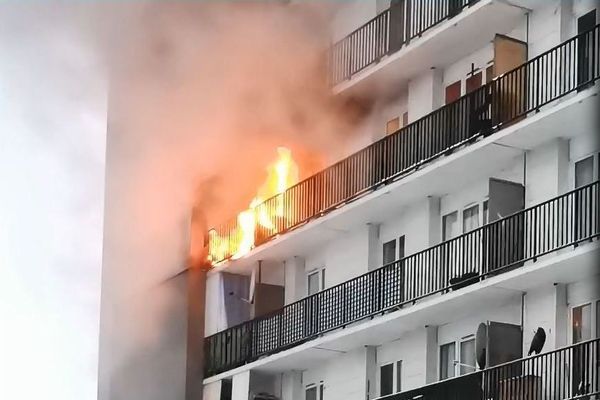 Le feu a pris sur un balcon de l'immeuble