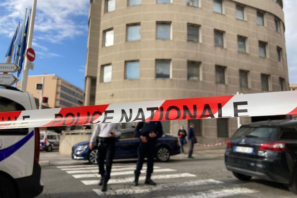 La rue adjacente au commissariat de Cannes a rapidement été bouclée après l'attaque ce lundi 8 novembre 2021.