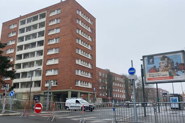 Un périmètre de sécurité défini autour des immeubles évacués du Boulevard Sainte-Barbe, à Dunkerque.