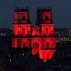 La cathédrale de Rennes illuminée en rouge, symbole du sang des chrétiens martyrisés.