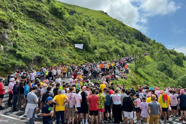 Au coeur des monts du Cantal, le "virage Bardet" attend de saluer son champion pour son dernier Tour de France.