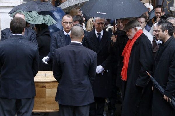 Jean-Paul Bemondo se recueille devant le cercueil de Georges Lautner