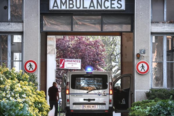 Le nombre d'hospitalisations pour Covid-19 oscille ainsi à moins d'une dizaine de personnes par jour en moyenne. Il était d'une centaine par jour au plus fort de la crise. 