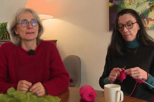 A l'accorderie, Claire donne des cours de tricot à Stéphanie.