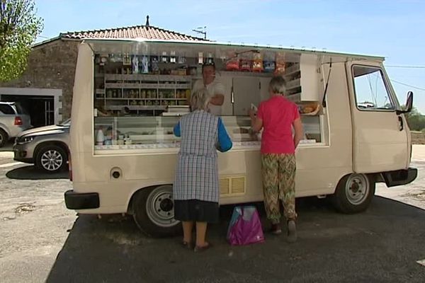 Le camion de l'épicerie s'arrête dans 17 communes de la campagne charentaise.