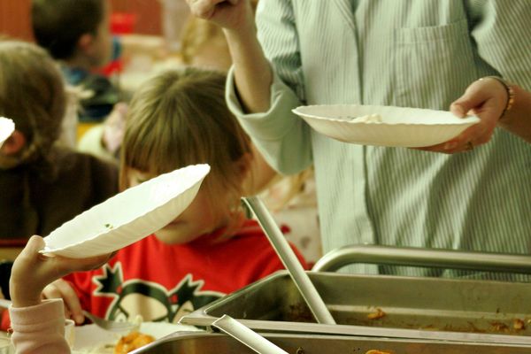 (Photo d'illustration)  En raison des impayés de leurs parents, deux enfants de l'école de Saint-Pourçain-sur-Sioule (Allier) se contenter de pain et d'eau à la place d'un repas servi à la cantine.