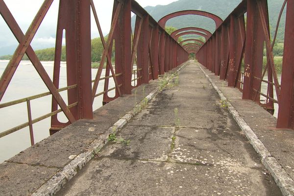 Situé à Cruet en Savoie, le pont historique Victor-Emmanuel (plus connu sous l'appellation de "pont des Anglais) est trop couteux à restaurer selon le conseil départemental. Au grand dam d'associations locales qui se battent depuis des années pour sa renaissance.