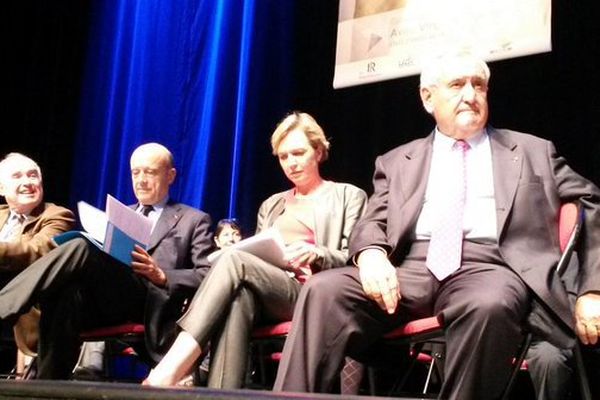 De gauche à droite : Dominique Bussereau, Alain Juppé, Virginie Calmels et Jean-Pierre Raffarin à Saint-Benoît (86)