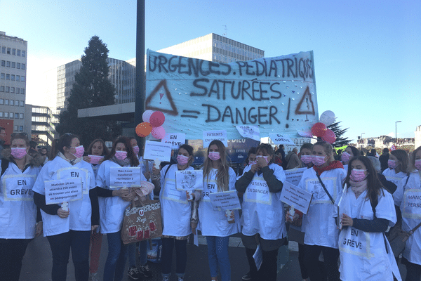 Les personnels du CHU dans la rue, ce vendredi 18 novembre, pour réclamer des moyens.