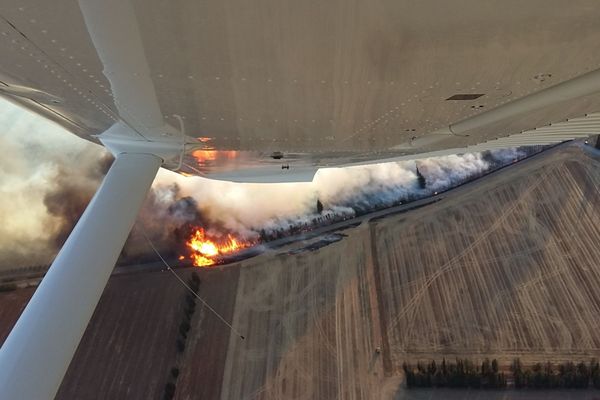 Vue aérienne du feu chemin du Mas d'Estagel, tout près de Nîmes