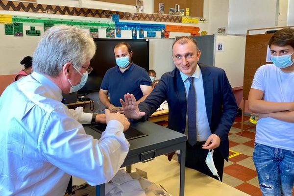 Jean-Christophe Angelini en train de voter aux élections municipales de Porto-Vecchio, en juin 2020. Un scrutin à l'issue duquel il deviendra maire de la Cité du sel.