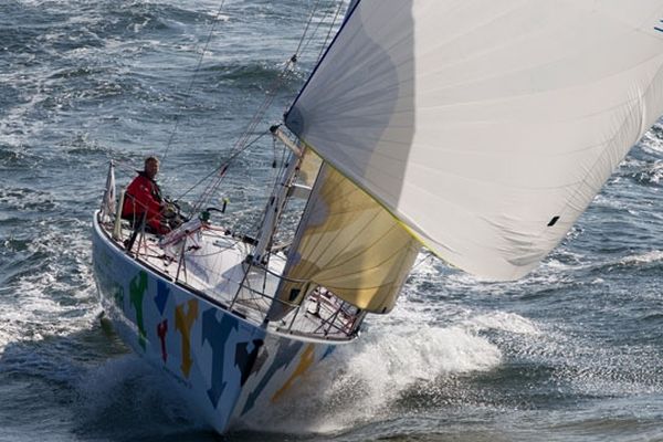 Yann Eliès à bord de son bateau 