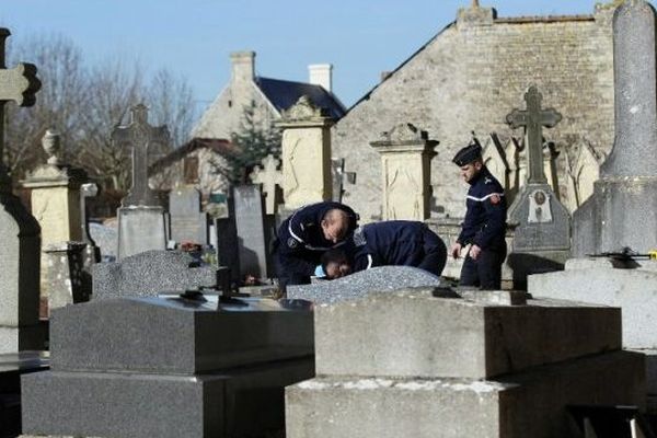 «Plusieurs dizaines de crucifix ont été déplacés, certains d'entre eux retournés et plantés dans le sol», annonce le Ministère de L'Intérieur.